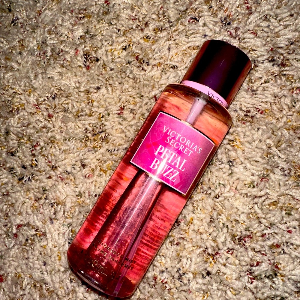 NWT Victoria secret petal 💕♥️🌸 buzz 🐝